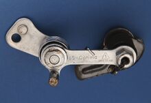 Dreigangschaltung G3 Zeitraum: vrmtl. 1954 bis 1956 Verwendung: Zubehörteil Material: Stahl (matt verchromt/brüniert) Bemerkungen: Dreigang-Schaltwerk für die Verwendung mit starren Naben und Freilaufnaben (Rücktritt); lange Kettenleitbleche; mit alter Betriebsnummer