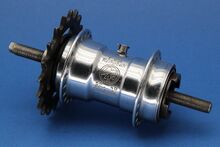 FuS-Rücktrittnabe für Export (40 Speichenlöcher) Zeitraum: um 1955 Verwendung: Ersatz- / Zubehörteil Material: Stahl (verchromt) Bemerkungen: Funktion nach Walzen-Prinzip; Prägung "FuS Reichenbach", links das Baujahr, rechts die Speichenzahl