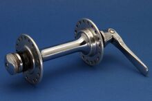 FuS Rennradnabe mit Stahlhülse und Aluminium-Flanschen Zeitraum: 1954 bis 1955 Verwendung: Diamant Modell 167 Material: Aluminium, Stahl (verchromt) Befestigung: Flügelmuttern (FG 7,9) oder Schnellspanner Bemerkungen: Flansche und Hülse über gezahnte Übermaßverbindung verbunden; keine besondere Staubabdichtung der Lager