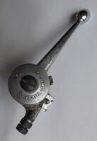 Zeitraum: 1953 Verwendung: Zubehör(?); möglicherweise als Ersatzteil für F&S-Dreigangkettenschaltung Material: Stahl (verchromt) Bemerkungen: ungewöhnlich ist der Fichtel u. Sachs-Schriftzug auf einem DDR-Erzeugnis