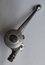 Zeitraum: 1953 Verwendung: Zubehörteil Material: Stahl (verchromt) Bemerkungen: ungewöhnlich ist der Fichtel u. Sachs-Schriftzug, gebräuchlich war die Abkürzung 'FuS'