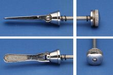 Fichtel & Sachs Schnellspanner Zeitraum: 1955 bis 1956 Beschreibung: Massive, flache Einstellmutter; Spannhebel mit außenliegendem Exzenter (mit zu schwach dimensionierten Auflageflächen). Gekennzeichnet mit FuS.