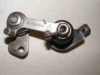 Zeitraum: 195? - 1955 Verwendung: Zubehörteil Material: Stahl (matt verchromt/brüniert) Bemerkungen: Der Doppelname FuS-Optima wurde vermutlich verwendet, weil FuS das Schaltwerk und Optima den zugehörigen Schalthebel herstellte.