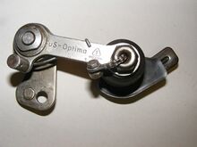 Dreigangschaltung G3 Zeitraum: 1956 bis Ende 1957 Verwendung: Zubehörteil Material: Stahl (matt verchromt/brüniert) Bemerkungen: Dreigang-Schaltwerk für die Verwendung mit starren Naben und Freilaufnaben (Rücktritt); mit neuer Betriebsnummer; Leitbleche im Bild falsch montiert; weiterproduziert von Renak