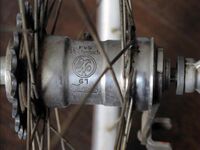 Renak-Rücktrittnabe Vereinzelt wurden Naben auch nach 1955, dem Jahr der Umbenennung in RENAK mit FuS-Prägestempeln geprägt. Dieses Bild zeigt das jüngste bisher bekannte Exemplar: eine RENAK-Nabe von 1961 mit FuS-Prägung.