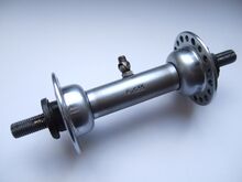 Dreiteilige FuS-Nabe mit Öler Vorderradnabe 100 Zeitraum: 19xx bis 1955 Verwendung: Sporträder und Tourenräder Material: Stahl (verchromt) Bemerkungen: