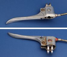 (GR)-Bremshebel (Sport) Zeitraum: Verwendung: Zubehör Material: Aluminium (blank und rot eloxiert) Bemerkungen: Design und Konstruktion erinnern an Bremshebel von Altenburger