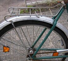 Tourengepäckträger Zeitraum: 1980er Jahre Verwendung: Zubehörteil Hersteller: Mifa Material: Stahl, lackiert Bekannte Farben: silber, grün Bemerkungen: vor allem zur Verwendung an älteren Tourenrädern