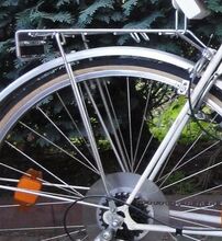 Touren-/ Sportgepäckträger Zeitraum: 1989 bis mindestens 1991 Verwendung: 1989 nur an Mifa Modell 208, ab 1990 an allen Fahrradmodellen. Hersteller: Mifa Material: Stahl, verchromt Bekannte Farben: verchromt Bemerkungen: Ausführungen Anfangs mit Spannband, später wieder mit Klemmbügel. Patent für Mifa 1990 erhalten.