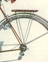 Die Gepäckträger der ersten Luxussporträder (1956/57) waren nicht am Hinterbau oder an der Sattelrohrklemmung, sondern am Schutzblech befestigt. Diese Lösung war nur wenig belastbar. Bei fast allen heute existierenden Exemplaren fehlt daher der originale Gepäckträger.