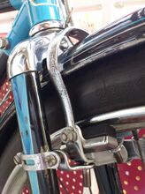 Felgenbremse mit Gestänge Zeitraum: 195x bis ca. 1961 Verwendung: Tourenräder in "englischer Ausführung" von Diamant, Mifa, Möve und Simson Material: Stahl (verchromt) Bemerkungen: