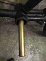 11. Ausbau der Lagerschalen Zum Ausbau der Lagerschalen kann ausnahmsweise rohe Gewalt angewendet werden, da sie aus ihrer Presspassung im Rahmen getrieben werden müssen. Hierzu wird ein dicker Messingbolzen durch die erste Lager- schale gesteckt und leicht schräg gestellt, sodass er an der Innenseite der anderen Lagerschale anliegt. Dann kann diese mit einigen kräftigen Schlägen (min. 500g Hammer) ausgetrieben werden. Die Schlagrichtung sollte dabei immer wieder variiert werden, um die Schale ringsum gleichmäßig zu lösen.