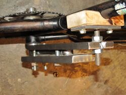 5. Ansetzen des Abziehers Danach kann der Abzieher für Glockentretlager angesetzt werden. Diesen gibt es sowohl als Originalteil oder auch als verbesserten Nachbau. Wer auf den Einsatz eines solchen Abziehers verzichten möchte, kann an dieser Stelle auf die "Hammerschlagmethode" ausweichen.