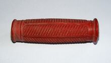 "HAGUFA" - Fahrradgriffe Kennzeichnung: keine Zeitraum: vrmtl. 1960er Jahre Verwendung: vrmtl. Zubehörteil Material: Gummi Farben: rot Bemerkungen: kurze Ausführung (ca. 10cm), ohne Hersteller-Kennzeichnung