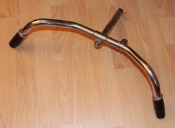 1. Vorbereitung Zuerst sollte der Lenker vom Fahrrad abgenommen werden und alle lösbaren Anbauteile (Klingel usw.) entfernt werden. MILA-Bremshebel, die sich konstruktionsbedingt nicht abnehmen lassen, sollten so weit wie möglich nach innen verschoben werden, damit die Griffe möglichst freiliegen.