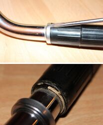 2. Abschlussring lösen Wenn die zur Mitte zeigende Seite des Griffes durch einen Metallring abgedeckt wird, muss dieser zunächst gelöst werden. Dazu einen "scharfen" Schraubendreher flach an die Kante des Rings anlegen und ihn durch leichtes Klopfen ringsum vom Griff lösen und dann in die Mitte des Lenkers schieben. In dem Spalt zwischen Lenker und Griff sollte nun die Papierhülse erkennbar sein.