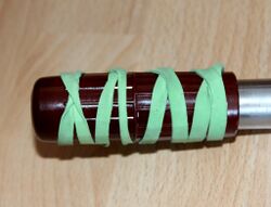 5. Griff abnehmen Wenn sich der Griff auch nach langem Einweichen nicht bewegen / drehen lässt, wurde er vermutlich mit gut haftendem Kitt befestigt. In so einem Fall hilft nur sanfte Gewalt. Dazu keine Werkzeuge benutzen, sondern den Griff mit einem langen breiten Gummiband umwickeln. Damit erhöht sich die Reibung und es kann mehr Drehmoment auf den Griff übertragen werden. Mit Handschuhen und hinreichend Muskelkraft lassen sich so auch hartnäckige Griffe lösen.