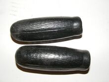 Fahrradgriffe Kennzeichnung: keine Zeitraum: vrmtl. 1954 bis 1958 Verwendung: Diamant-Sporträdern bis 1956, Diamant Modell 110D um 1957/ 1958, evtl. auch Zubehörteil Material: Gummi Farben: schwarz, rotbraun Bemerkungen: Hersteller unbekannt