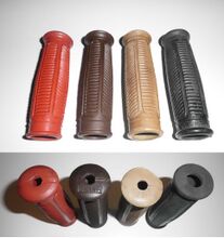 "HAGUFA" - Fahrradgriffe Kennzeichnung: HAGUFA bzw. VEB HAGUFA Zeitraum: 1950er Jahre Verwendung: Möve Modell 100 sowie als Zubehörteil Material: Gummi Farben: schwarz, dunkelrot, hellrot, beige, braun Bemerkungen: Die schwarzen Griffe wurden auch an anderen Erzeugnissen, wie z.B. Handwagen und Handkreissägen verwendet.