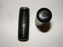 "Tempo" - Fahrradgriffe Kennzeichnung: TEMPO D.R.G.M. Zeitraum: bis ca. 1955 Verwendung: Fahrräder von Diamant, Mifa, Möve, Simson, Zubehörteil Material: Duroplast, Papier Farben: schwarz, rot Bemerkungen: mit und ohne verchromten Metallabschlussring produziert, mehrere Varianten des Schriftzuges (Schriftgröße und -type) und der Länge bekannt, mit Pappinnenhülse, die Ausführung ohne Abschlussring wurde auch für 25mm-Lenker (Vorkriegsmaß) produziert