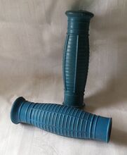 Fahrradgriffe Kennzeichnung: keine Zeitraum: vrmtl. 1950er Jahre Verwendung: Zubehörteil Material: Gummi Farben: blau (im Bild), rot Bemerkungen: Hersteller unbekannt