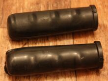 Fahrradgriffe Kennzeichnung: keine Zeitraum: vrmtl. ende 1970er Jahre Verwendung: vermtl. Zubehörteil Material: Kunststoff Farben: schwarz Bemerkungen: nachlässig verarbeitet und sehr weich