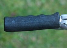 Fahrradgriffe Kennzeichnung: keine Zeitraum: 1987/88 bis 1990/91 Verwendung: Mifa Sporträder 207, 257 und 208 Material: Kunststoff Farben: schwarz Bemerkungen: ergonomisch geformt.