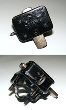 Speichenschloss G 10 Zeitraum: Anfang der 1950er Jahre bis mind. 1968 Verwendung: Zubehörteil Material: Stahl lackiert Hersteller: Guri Prägung: Guri Bekannte Farben: schwarz (im Bild), Hammerschlag-silber Bemerkungen: für Tourenräder