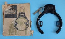 Rahmenschloss G 13 Zeitraum: 1950er Jahre/1960er (hier: um 1965) Verwendung: Zubehörteil Material: Stahl lackiert Hersteller: Guri Prägung: Guri Bekannte Farben: schwarz Bemerkungen: Befestigung mit Schellen am Hinterbau