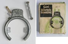 Rahmenschloss G 13 Zeitraum: spätestens 1956 bis 198x Verwendung: Zubehörteil Material: Stahl lackiert/verzinkt Hersteller: Guri Prägung: Guri DDRP / Guri Bekannte Farben: verzinkt (im Bild), silber, schwarz, Hammerschlag-silber, Hammerschlag-blau, Hammerschlag-grün Bemerkungen: Befestigung mit Schellen am Hinterbau, zweitweise mit DDRP-Prägung