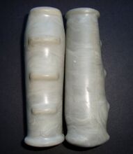 "HaGe" - Fahrradgriffe Kennzeichnung: HaGe (altes Logo) Zeitraum: Spätestens 1965 bis 19xx Verwendung: Diamant, Mifa Material: Kunststoff Farben: grau marmoriert Bemerkungen: bauchige Form, oft gelblich verfärbt