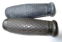 "HAGUFA" - Fahrradgriffe Kennzeichnung: VEB HAGUFA Zeitraum: vrmtl. 1950er Jahre Verwendung: Möve Modell 100, Zubehörteil Material: Gummi Farben: schwarz Bemerkungen: --