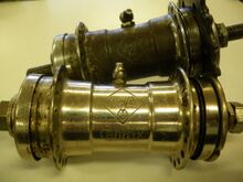 Rücktrittnabe des VEB IFA Fahrradnabenwerk Dresden / von Infesto Zeitraum: 1947 bis 1953 Verwendung: u.a. National-Fahrräder, Möve-Fahrräder Material: Stahl (verchromt/vernickelt) Bemerkungen: Funktion nach Konus-Prinzip, gestempelt mit IFA oder IFA Centrix (bis mind. 1951). Frühere Modelle vermutlich vernickelt. Vereinzelt sind auch Naben mit Stempelung des Baujahres bekannt.