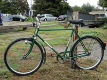 Kettenschutz und Gepäckträger sind ebenfalls in Rahmenfarbe lackiert. Sattel (Wittkop, BRD) nicht original, Luftpumpe fehlt.