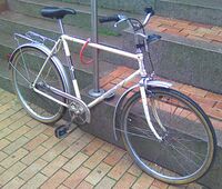 Dieses Herrenrad ist hingegen dank Felgenbremse und Aluminiumschutzblechen besser ausgestattet. (Sattel und Pedale nicht original.)