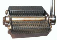 Gummiblockpedale (ohne Reflektoren) Zeitraum: 194x bis ca. 1953 (hier: 1951) Hersteller: IFA Pedalwerk Suhl Verwendung: Tourenräder Material: Stahl (verchromt), Gummi Bemerkungen: Geschraubte Staubkappe mit IFA-Prägung. Für 1950 auch Pedale ohne Prägung auf der Staubkappe belegt. Auch in kurzer Ausführung für Damenfahrräder produziert.