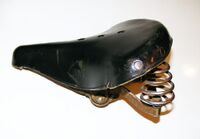 Tourensattel vom IFA Zubehörwerk Mühlhausen Zeitraum: vrmtl. frühe 50er Jahre Verwendung: Zubehörteil Decke: Gummi mit Gewebeeinlage Gestell: Stahl Bemerkungen: