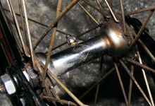 Dreiteilige Nabe mit Öler vom IFA Fahrradnabenwerk Dresden / Infesto Zeitraum: 19xx bis 195x (hier: 1951) Verwendung: Möve-Tourenräder, National-Fahrräder Material: Stahl (verchromt), als Ersatzteil auch vernickelt Bemerkungen: nur IFA-Prägung