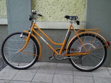 Einfache Ausstattungsvariante mit lackierten Schutzblechen und Stempelbremse. Das Kleidernetz ist hier noch original erhalten.