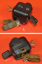 Lichtumschalter zur Lenkermontage Zeitraum: 195x bis 195x Verwendung: Material: Duroplast, Stahl Bekannte Farben: schwarz, beige Bemerkungen: Lichtumschalter für Fahr- und Bodenlicht zur Montage am Lenker; ohne Hupenknopf (Ansatz aber erkennbar)