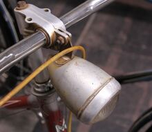 Scheinwerfer Zeitraum: 195x bis ca. 1958 Verwendung: Zubehörteil Material: Stahlblech, Aluminium, Glas Ø Lichtaustritt: Bekannte Farben: silber Bemerkungen: Obenliegende Halterung zur direkten Befestigung an Spezialvorbau. Möglicherweise ebenfalls Typ "FSW 60/100".