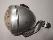 Scheinwerfer Typ FSW 75/75 Zeitraum: 1955 bis mindestens 1961 Verwendung: Diamant-Sporträder Material: thermoplast. Kunststoff (PVC) lackiert, Aluminium, Glas Ø Lichtaustritt: 75 mm Bekannte Farben: silber Bemerkungen: rund auslaufendes Gehäuse. Vollständige Hersteller-Kennzeichnung IKA FEK.