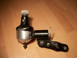 Zeitraum: spätestens 1953 bis 1954 Verwendung: Simson Tourenräder sowie Mifa Sport- und Tourenräder von 1953/54 Material: Zinkdruckguss, Stahl, Aluminium Farben/Varianten: silber, schwarz Bemerkungen: zur Linksmontage; Leistung 2,1 Watt, Gut zu sehen sind hier durch Zinkpest verursachte Risse im Gehäuse, leider typisch für diese Dynamos.