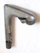 ITM-Vorbau (Importausführung) Zeitraum: späte 1980er Jahre Verwendung: Diamant Rennräder und Diamant Rennsporträder Material: Aluminium Lenkerklemmung: 27 mm Bemerkungen: Spezialausführung mit DDR-Klemmmaß und ohne Eloxierung; das unten am Schaft befindliche ITM-Logo wurde in der DDR abgeschnitten und eine neue, höherliegende STOP-Markierung geprägt.