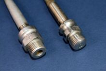 Achsen für Rennpedale links: bis 1964; hohlgebohrt; hohe Oberflächenqualität rechts: ab 1965; Vollachse; vereinfachte Fertigung und mäßige Oberflächenqualität