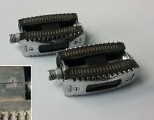 Sportrückstrahlerpedale "Infesto Nr. 350" Zeitraum: 195x bis mind. 1965 Hersteller: Infesto Verwendung: Zubehör- / Ersatzteil Material: Stahl (verchromt), Glas Bemerkungen: aufgepresste Staubkappe, Trittfläche 90x55 mm. Hier mit offenbar nachträglich angebrachten Gummiblöcken des tschechoslowakischen Gummiwarenproduzenten GU-ZU (Gumarny Zubri, existiert noch heute). Ob diese Kombination so serienmäßig angeboten wurde, ist nicht bekannt.