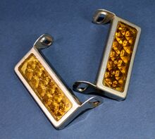 Rückstrahler für Rennpedale Die Reflektoren wurden mit den Zugriemen unten an die Pedale gehangen. Meistens in Kombination mit Langstreckenpedalen an im Alltag genutzten Rennrädern.