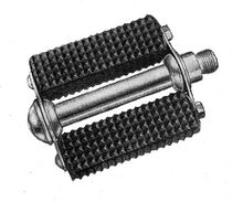 Gummiblockpedale (ohne Reflektoren) "Infesto Nr. 200" Zeitraum: 1954 bis mind. 1964 Hersteller: Infesto Verwendung: Damen-Tourenräder Material: Stahl (verchromt), Gummi Bemerkungen: aufgepresste Staubkappe, Trittfläche 80x72mm