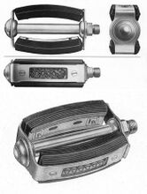 Rahmenrückstrahlerpedale "Infesto Nr. 250" Zeitraum: 195x bis mind. 1965 Hersteller: Infesto Verwendung: Material: Gummi, Stahl (verchromt), Glas Bemerkungen: aufgepresste Staubkappe, Trittfläche 90x60 mm