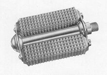 Gummiblockpedale (ohne Reflektoren) "Infesto Nr. 700" Zeitraum: 195x bis mind. 1966 Hersteller: Infesto Verwendung: Saalsport- und Kunst-Fahrräder Material: Stahl (verchromt), Gummi Bemerkungen: "mit besonders weichem Gummi", aufgepresste Staubkappe, Trittfläche 95x65mm